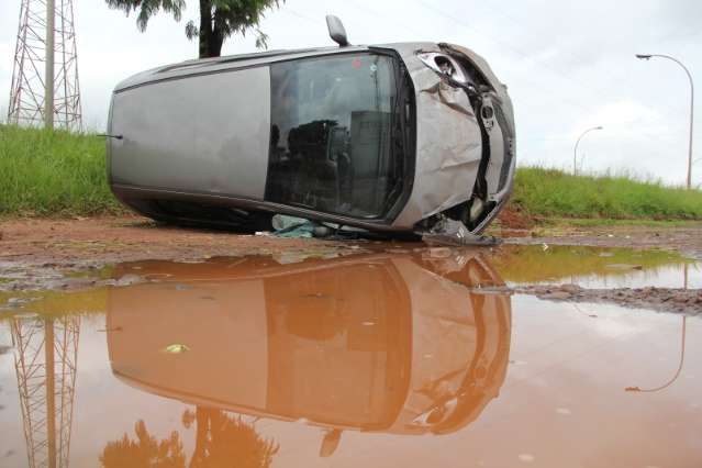 Dupla furta casa e carro, capota em avenida, mas consegue fugir