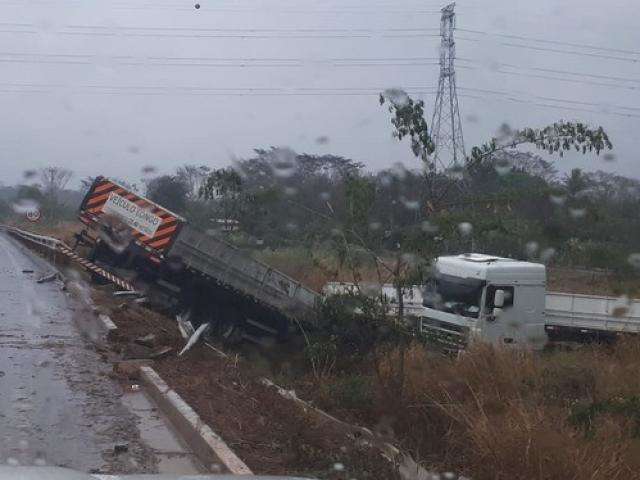 Para evitar colis&atilde;o, motorista de carreta bate em guard-rail e cai em barranco
