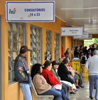 Pacientes aguardam atendimento no Hospital Universitário de Dourados, que inicia mutirão de cirurgias amanhã (Foto: Arquivo)