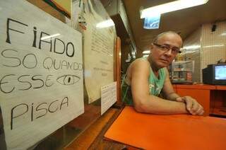 Seu Sena cuida do bar há 26 anos. (Foto: Alcides Neto)