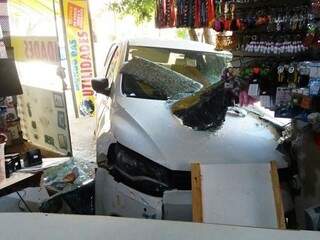 Frente do veículo e parte da loja ficaram destruídos após colisão (Foto: Coxim Agora)