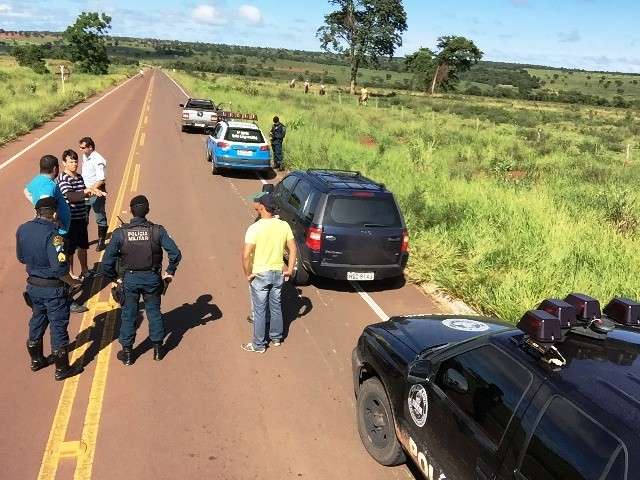 Homem &eacute; encontrado morto a tiros dentro de carro parado na estrada