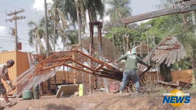 Derrubados h&aacute; 4 anos, tuiuius em frente ao aeroporto come&ccedil;am a ser restaurados