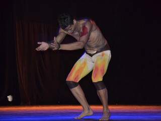 Cia Unika Dança UFMS - bailarino Elimar Nogueira Marcos com a coreografia Carceratto. (Foto: Viviane Oliveira)