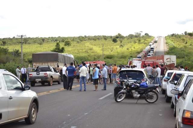 Condutor de carreta diz que ve&iacute;culo estava em alta velocidade 
