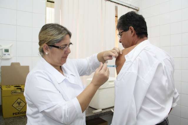 Sa&uacute;de libera vacina para todos, mas frio e mortes mant&ecirc;m filas em postos