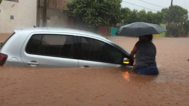 Chuva de uma hora deixa 16 pontos de alagamento e causa transtornos