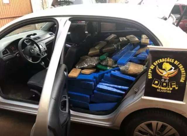 Quatro s&atilde;o presos transportando mais de meia tonelada de maconha 