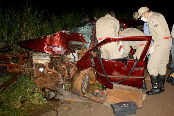  Motorista bate em &aacute;rvore e quatro pessoas ficam gravemente feridas, na MS-147