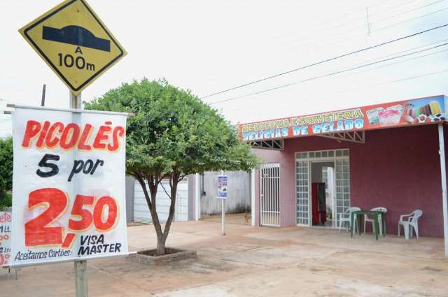 Porteiro investe no calor e fica conhecido vendendo 5 picol&eacute;s por R$ 2.50