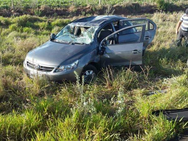 Mulher sai sem ferimentos de acidente ap&oacute;s capotar carro por cinco vezes