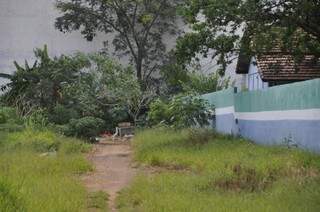 Terreno ao lado de escola vira moradia de usuários de drogas. (Foto: Marcelo Calazans)