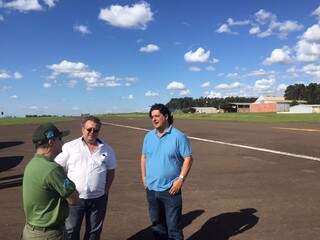 Léo Matos com técnicos da Secretaria de Aviação Civil durante vistoria no aeroporto de Naviraí (Foto: Divulgação)
