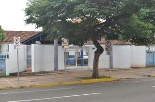 Uma única escola estava com portões fechados com um cartaz colado no portão da frente (FOTO - Marcelo Calazans)