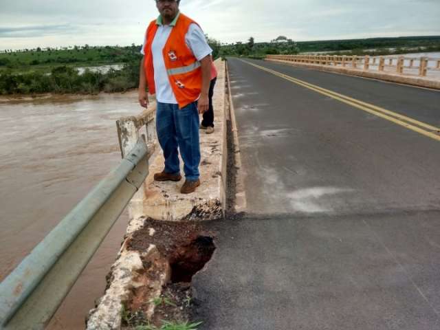 Grande volume de chuva faz cabeceira de ponte romper e MS-295 &eacute; interditada