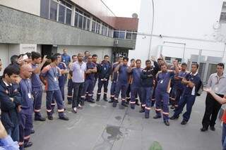 Trabalhadores se reuniram em ato de repúdio pela morte de colega. (Foto: Cleber Gellio)