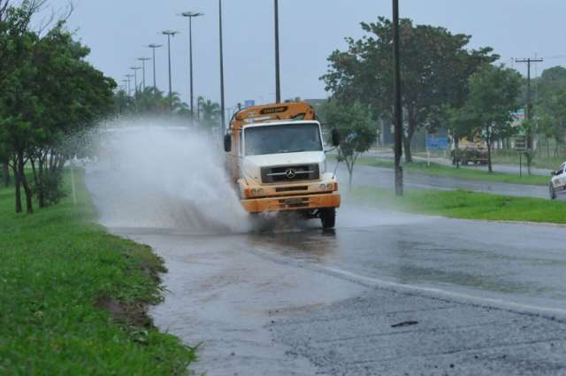 Chuva forte causa transtornos e alaga resid&ecirc;ncias em bairros da Capital