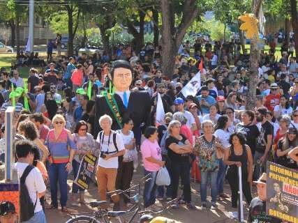 Contra reformas, manifestantes se reúnem na Praça do Rádio e preparam passeata