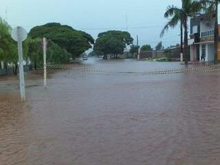 Chuva de 80 mm alaga ruas, invade resid&ecirc;ncia e causa interdi&ccedil;&atilde;o de ponte 