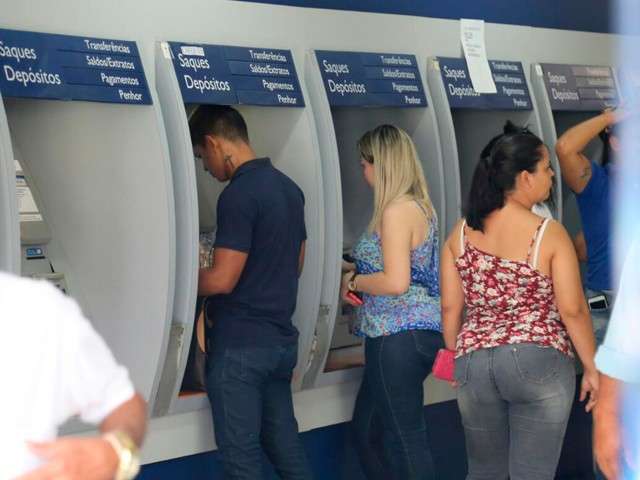 Para receber abono salarial, trabalhadores correm at&eacute; ag&ecirc;ncia da Caixa