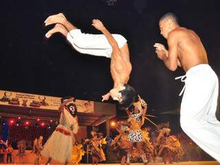Capoeira homenageia África, no Touro Encantado. 