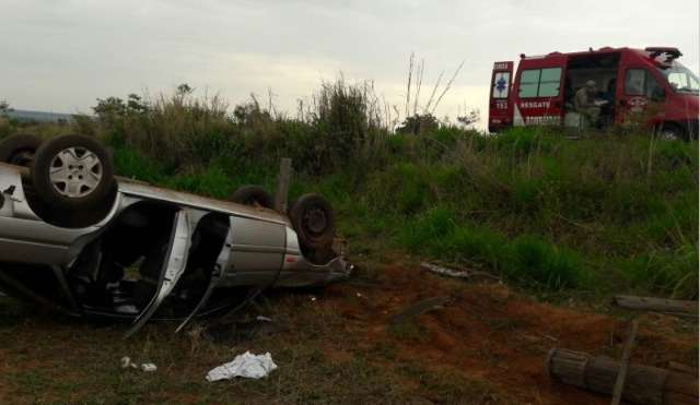 Motorista cochila, carro capota e duas pessoas ficam feridas na MS-306
