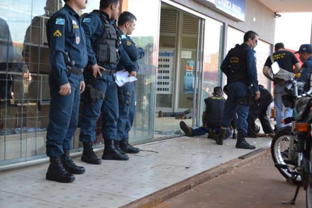 Antes de roubar lot&eacute;rica, assaltantes mortos fizeram um &quot;limpa&quot; em cl&iacute;nica