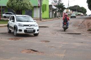 Motoristas sofrem com buracos nas ruas de Campo Grande (Foto: Marcos Ermínio/ Arquivo)