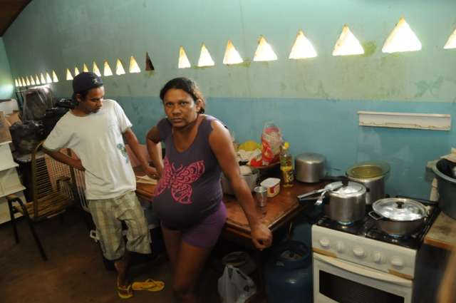 Debaixo de lona, fam&iacute;lia despejada se abriga em Associa&ccedil;&atilde;o de Moradores