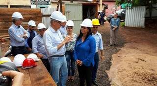 Governador em exercício ao lado de prefeito de Ponta Porã e equipe técnica (Foto: Divulgação)