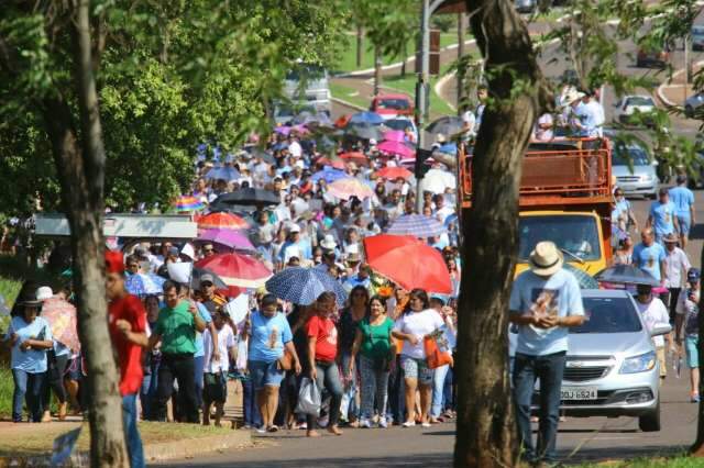 No calor inclemente, f&eacute; move multid&atilde;o em prociss&atilde;o &agrave; Padroeira do Brasil 