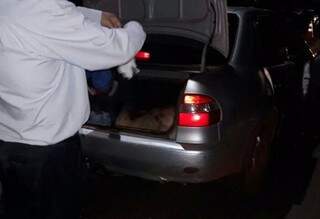 Um dos corpos estava no porta-malas do Corolla (Foto: Ponta Porã Informa)