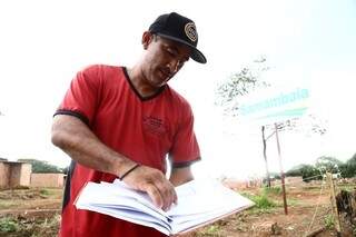 Josenildo Fernandes mostrou o caderno com as informações sobre os moradores. (Foto: Marcos Ermínio)