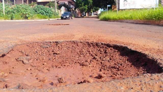 Em trecho de duas quadras, rua na regi&atilde;o central tem 40 buracos