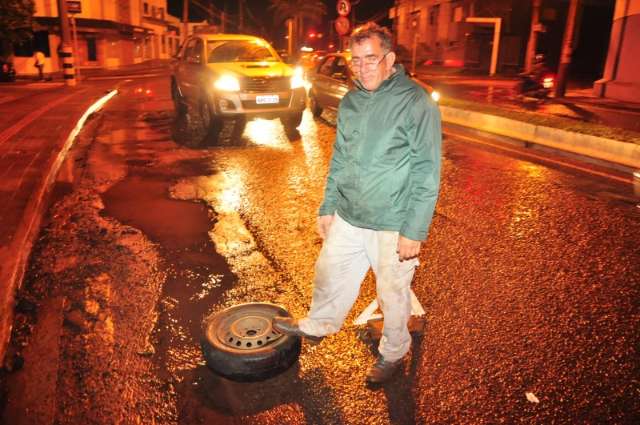 Prefeitura tapa buraco que danificou sete carros na Eduardo Elias Zahran