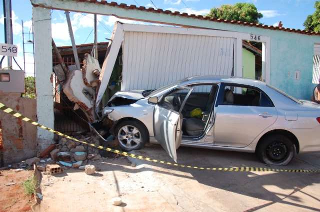 Mulher perde controle da dire&ccedil;&atilde;o e ve&iacute;culo destr&oacute;i port&atilde;o de casa no Tijuca