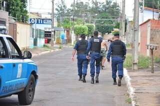 Polícia Militar procurando câmeras na rua para tentar identificar os ladrões. (Foto: João Garrigó) 
