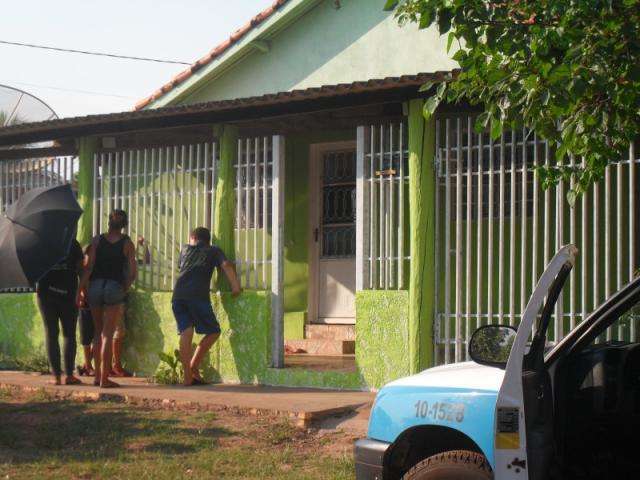 Homem de 46 anos &eacute; morto com tiro no t&oacute;rax  em casa