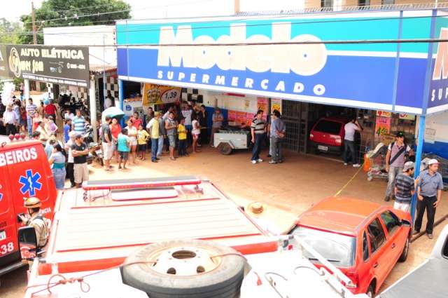 Mulheres atropeladas por carro em supermercado continuam internadas