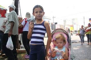 As pequenas Amanda e Ana Julia Maldonado se refrescaram com o sorvete de flocos. (Foto:Marcos Ermínio)