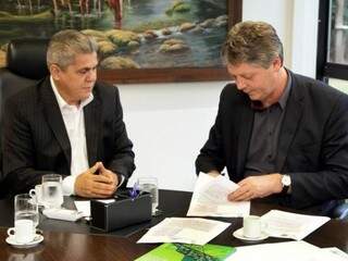 Neves e Verruck se reuniram para assinatura de documento nesta terça-feira (Foto: Divulgação)