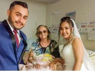 No dia do casamento os noivos foram até o hospital para visitar dona Analia, que ficou feliz (Foto: Arquivo pessoal)