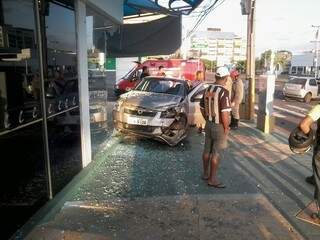Com o impacto da batida o veículo foi para dentro de loja de tinta. (Foto: RepórterNews)