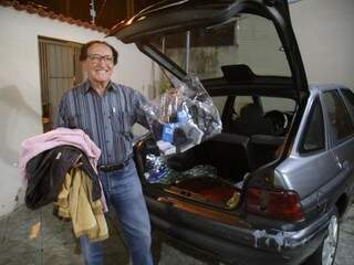 Seu Fortunato vende roupa usada e acessórios pela cidade em seu carro. (Foto: Thailla Torres)