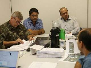 Equipe da prefeitura e Exército estavam reunidos na Caixa. (Foto: Marcos Ermínio).