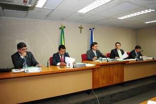 Deputados durante reunião da CCJR no Plenarinho (Foto: Roberto Higa)