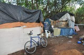 Famílias construíram barracos dentro da área ambiental. (Foto: Marcelo Calazans)