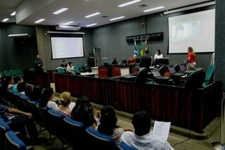 Estudantes de direito e advogados analisando julgamento (Foto: Saul Schramm)