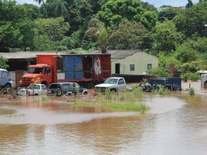 Nível do rio Apa desce, mas chuva de 40 mm pode desabrigar mais famílias