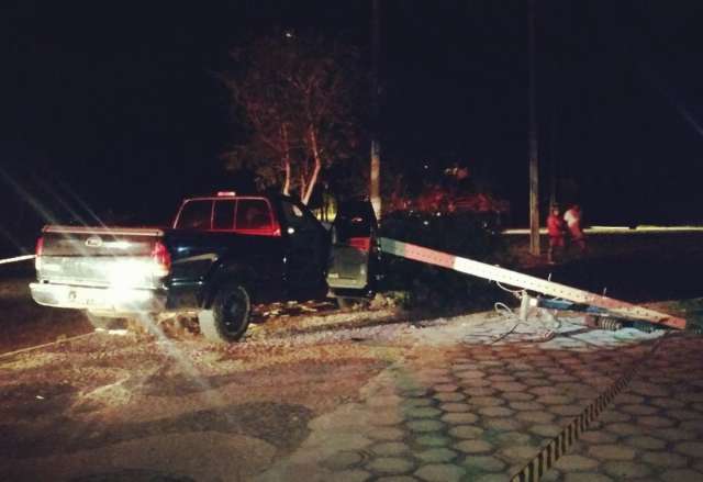 Condutor perde controle de caminhonete, derruba poste e foge 